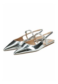 Chaussures slingback argentées à bout pointu avec une finition en verni brillant, dotées de deux fines brides et d'une semelle plate. Pas de motifs ou d'accents visibles.