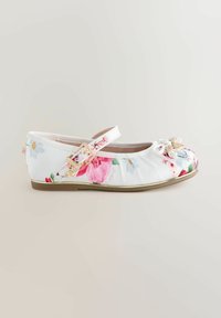 Biele balerínky s kvetinovým vzorom, ozdobené remienkom so sponou, ružovo-modrými kvetinovými motívmi, zaoblenou špičkou a jemným zlatým lemovaním pozdĺž podrážky.
