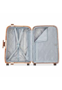 Valigia rigida di colore arancione chiaro con una finitura testurizzata. All'interno presenta una fodera in tessuto blu, cinghie elastiche e una tasca in rete con zip.
