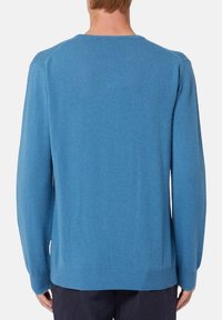 Maglione azzurro chiaro con maniche lunghe, colletto rotondo, polsini e orlo a costine, realizzato in morbido tessuto testurizzato. Design minimalista, senza loghi visibili.