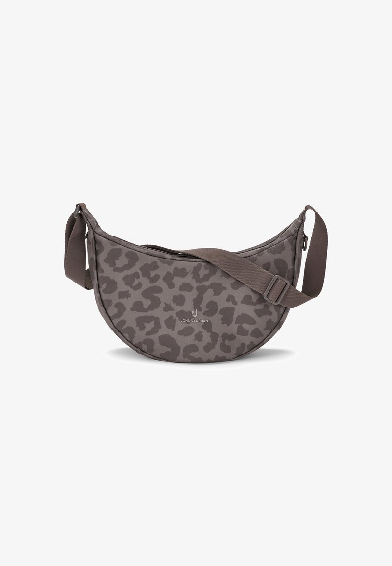 Halbkreisförmige graue Umhängetasche mit verstellbarem Riemen und dunklem Leopardenmuster, mit kleinem Markenzeichen vorne.