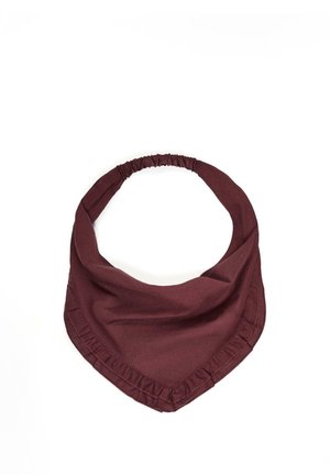 Miękki bordowy bawełniany komin z trójkątnym przodem i elastyczną marszczoną opaską dla pewnego dopasowania.