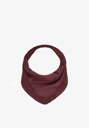 Miękki bordowy bawełniany komin z trójkątnym przodem i elastyczną marszczoną opaską dla pewnego dopasowania.