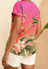 Love & Roses T-shirt z nadrukiem