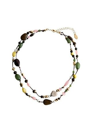 Colier cu două șiruri de mărgele multicolore în verde, maro, galben, roz și alb, pe un șnur închis la culoare, cu un închizător auriu reglabil.