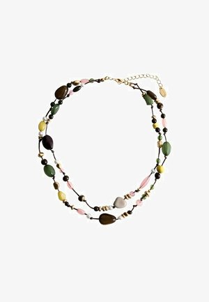 Collana a doppio filo con perline multicolori in verde, marrone, giallo, rosa e bianco su un filo scuro con chiusura regolabile in oro.