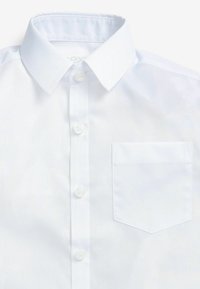 Weißes Hemd mit klassischem Kragen, sechs Knopfverschluss, Taschen auf der linken Brust, glatte Textur und einem einfachen, klaren Design.