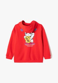 Rød sweatshirt med hætte, prydet med et kattegrafik, der holder en amulet. Teksten inkluderer "LYKKESYMBOL" og citater om lykke og held.