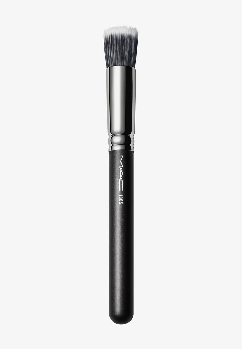 MAC 130S børste med syntetiske børster, svart håndtak og krom-ferrule. Børstehode er flatt og tett, ideelt for blanding og påføring av sminke.