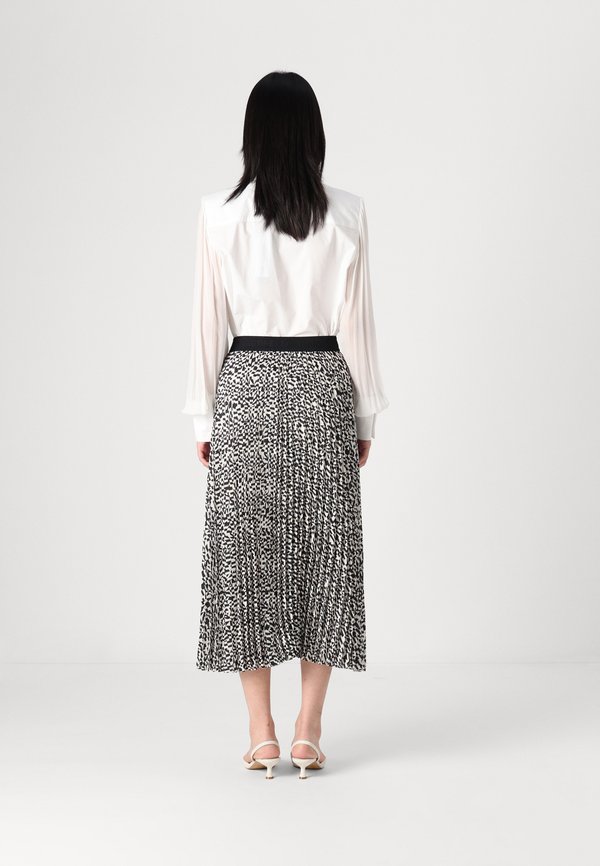 COMMERCIAL  - Pleated skirt4