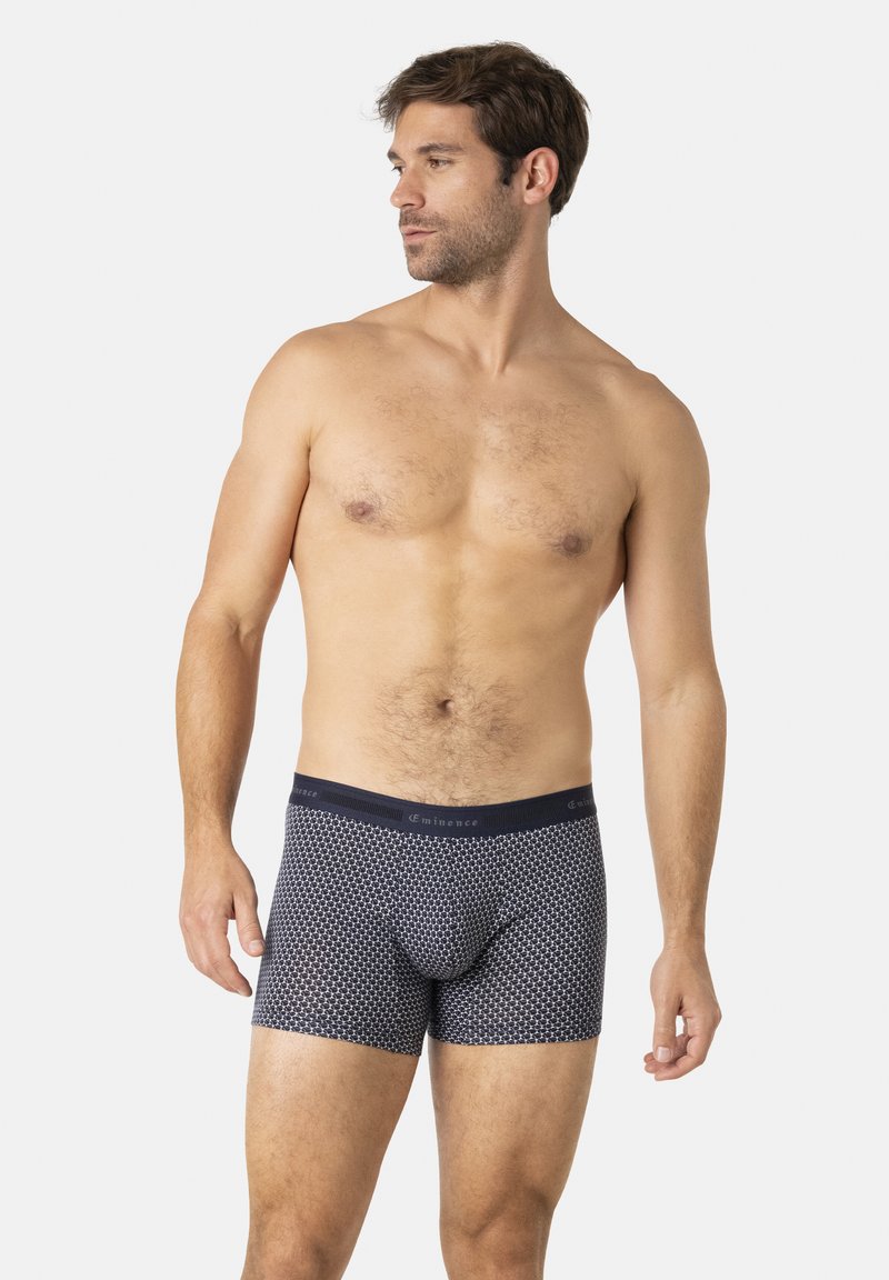 Boxers pour hommes en bleu marine avec un motif géométrique, fabriqués en un matériau extensible et doux. Comprend une taille élastique avec logo et une coupe ajustée.