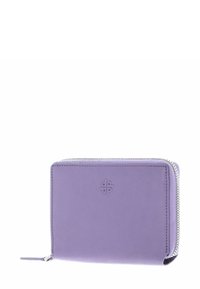 Portefeuille en cuir violet avec fermeture éclair, logo embossé et texture lisse. Forme rectangulaire compacte avec des détails de couture soignés.