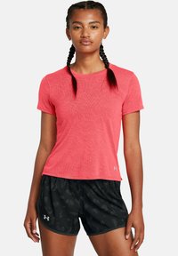 Czerwony, krótki rękaw, sportowy top z teksturowanej tkaniny i srebrnym logo, w zestawie z czarnymi, wzorzystymi szortami z elastycznym paskiem.