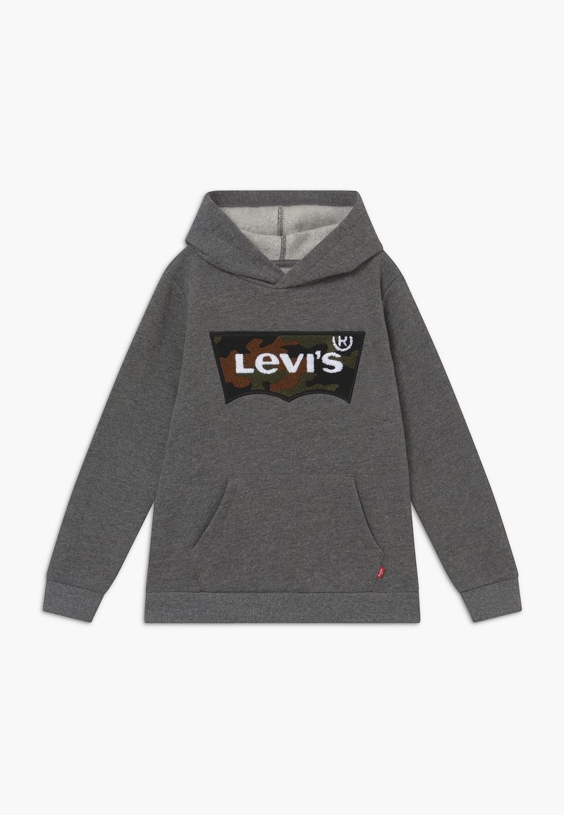 Grå hoodie med en framficka i kangooru-stil, dragsko i huvan och en stor svart och kamouflage Levi's-logotyp på bröstet. Mjuk textur.