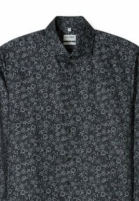 Schwarzes Hemd mit Knopfleiste und floralen Muster in Grau und Weiß. Verfügt über einen Mandarin-Kragen und uniforme Knopfverschlüsse auf der Vorderseite.