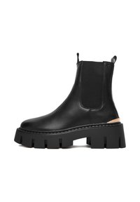 Czarne skórzane botki za kostkę z elastycznymi panelami bocznymi, podwyższoną, grubą gumową podeszwą oraz małym uchwytem z tyłu. Teksturowane wykończenie.