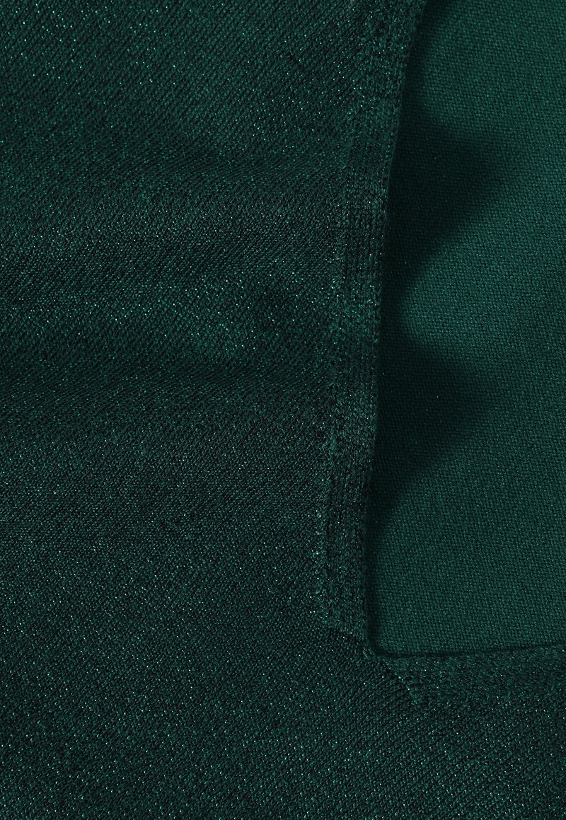 Dunkelgrüner Stoff mit einem dezenten Glanz, glatter Textur und samtigem Aussehen. Verfügt über eine verstärkte Naht und keine sichtbaren Muster.