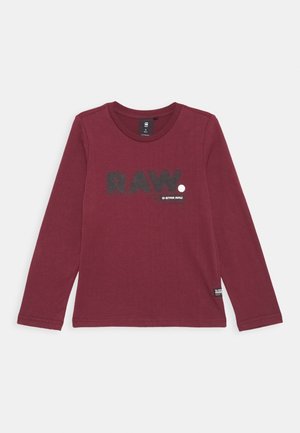 Bordowa koszula z długim rękawem z nadrukiem "RAW" dużymi czarnymi literami i małą białą kropką nad logo "G-STAR RAW" na piersi.