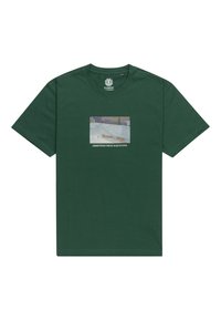 Grøn bomulds t-shirt med et rektangulært grafisk print af et landskab med teksten "HILSNER FRA BARCELONA" under billedet.
