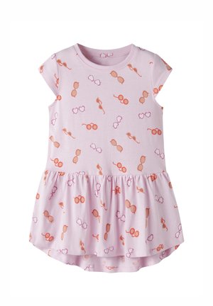 Vestido rosa claro para niña pequeña, con mangas cortas y estampado disperso de gafas de sol en tonos naranja, rojo y morado, con un dobladillo de falda fruncido.