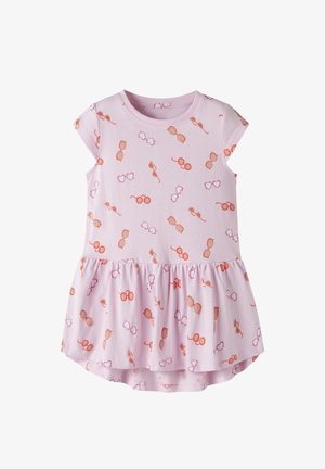 Vestido rosa claro para niña pequeña, con mangas cortas y estampado disperso de gafas de sol en tonos naranja, rojo y morado, con un dobladillo de falda fruncido.