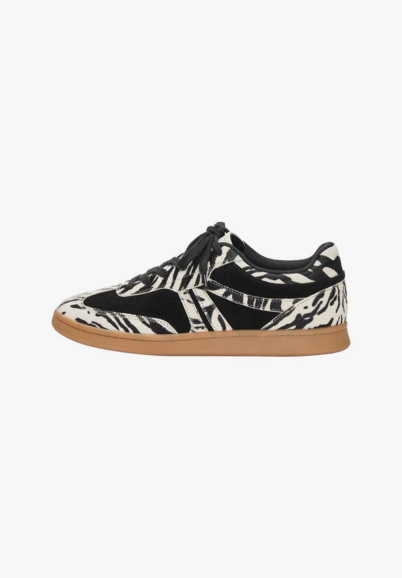 Zebra-mønstrede sneakers lavet af sort og hvid ruskind, med gummisål, runde snørebånd og lav-top design.