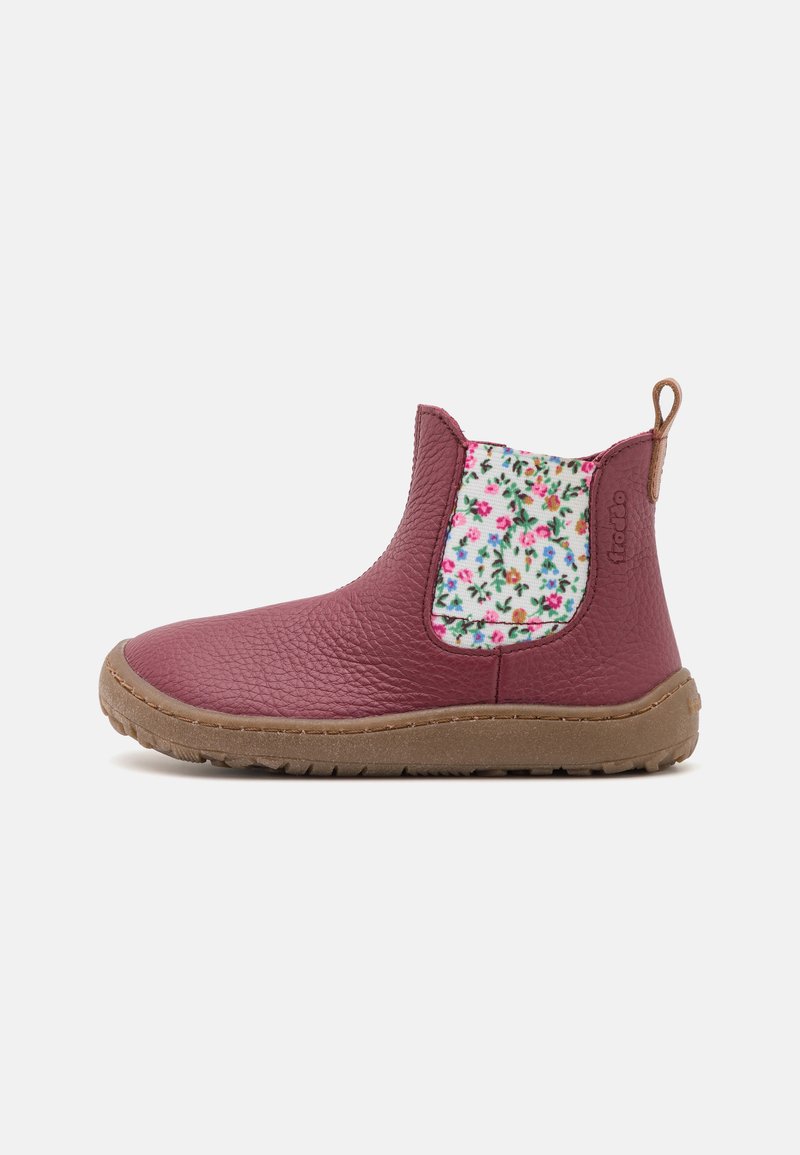 Bota de tornozelo em couro bordô com painel têxtil floral, lados elásticos e sola de borracha texturizada para aderência. Alça na parte de trás para facilitar o calçar.