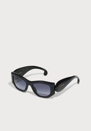 Lunettes de soleil à monture noire carrée avec des verres dégradés. Finition glossy, branches épaisses avec un détail de logo doré. Design classique et moderne.