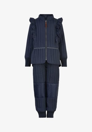 Ensemble deux pièces matelassé bleu marine avec des accents de renflement sur les épaules, un col haut et des poignets élastiques. Présente un passepoil argenté contrastant sur la veste.