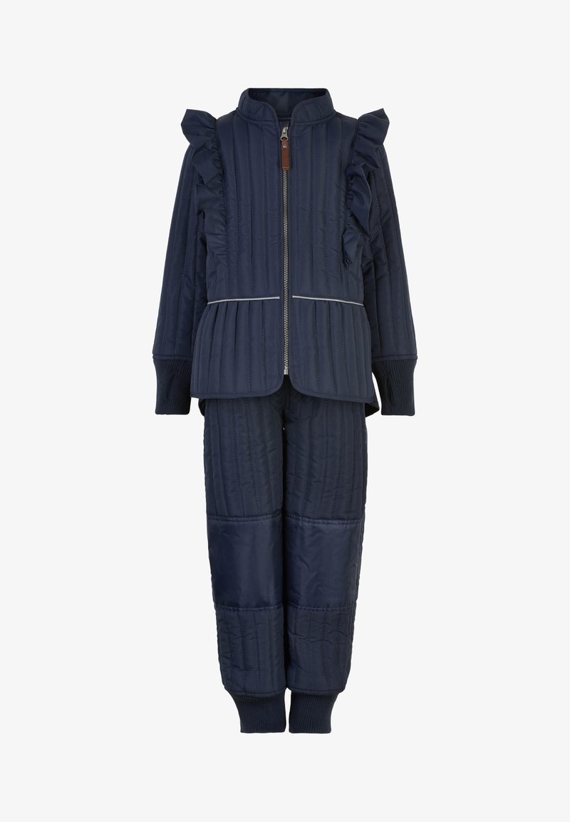 Navy-gequerte Zweiteiler mit Rüschenschulterakzenten, hohem Kragen und elastischen Bündchen. Verfügt über kontrastierende silberne Paspelierung an der Jacke.