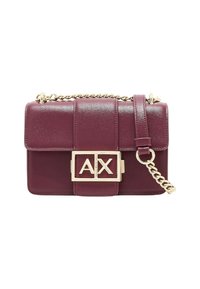 Borsa a mano in pelle bordeaux con tracolla a catena color oro, forma rettangolare, chiusura a patta con logo "AX" e finitura testurizzata.