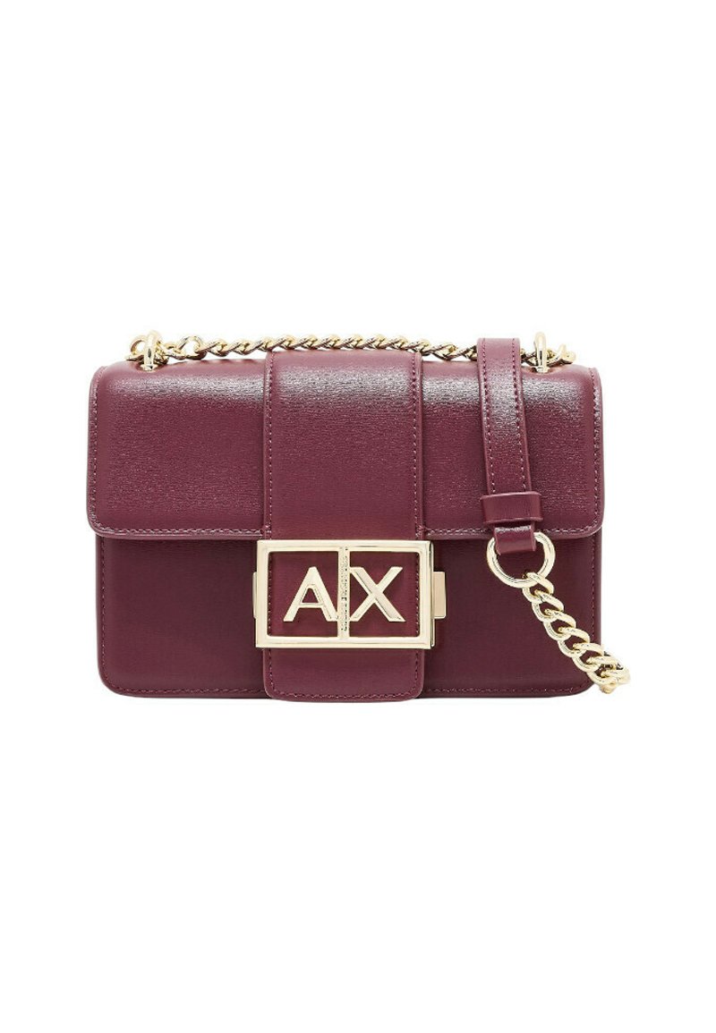 Borsa a mano in pelle bordeaux con tracolla a catena color oro, forma rettangolare, chiusura a patta con logo "AX" e finitura testurizzata.