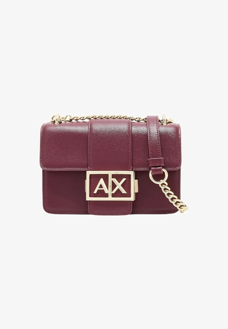 Borsa a mano in pelle bordeaux con tracolla a catena color oro, forma rettangolare, chiusura a patta con logo "AX" e finitura testurizzata.