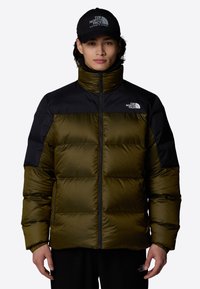 Kurtka puchowa w zielono-czarnym kolorze, z wysokim kołnierzem, zapinana na zamek, z logo North Face na piersi.