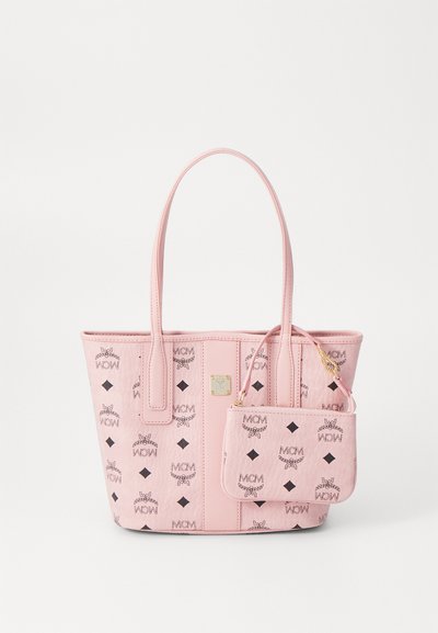 Geantă de tote din piele roz, cu mânere duale, caracterizând un model repetitiv cu logo-ul MCM și un pouch asortat detașabil. Finisaj texturat și accente aurii.