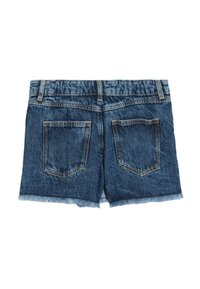 Pantalones cortos de mezclilla con dobladillo deshilachado, diseño de cinco bolsillos y un lavado azul medio con detalles de costura visibles en la parte posterior.