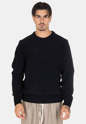 Maglione nero lavorato a maglia con scollatura a girocollo, bordi a costine e orlo. Caratterizzato da una vestibilità rilassata e da un tessuto testurizzato. Design semplice senza pattern.