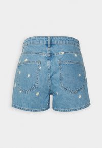Jeansshorts in Hellblau mit taillierter Passform, bestickt mit weißen Blumen auf der Rückseite und zwei Gesäßtaschen.