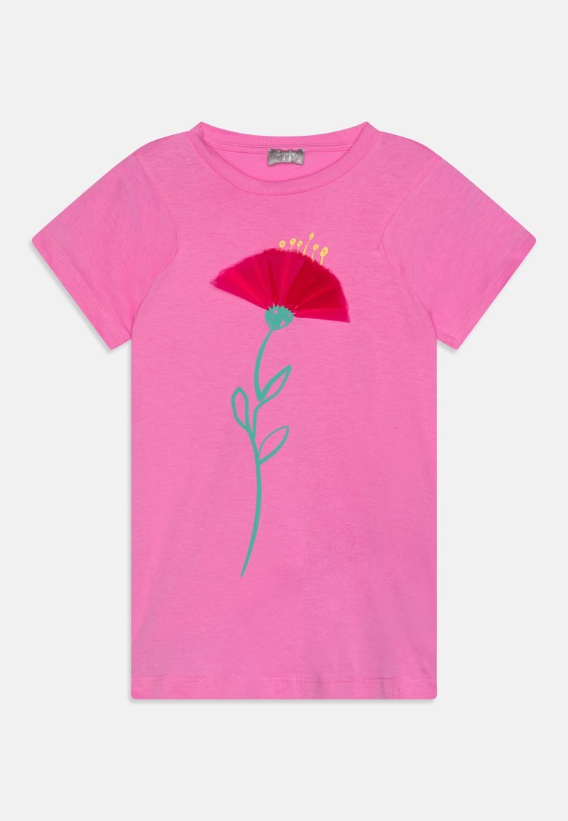 T-shirt rose à manches courtes pour tout-petit avec un grand motif de fleur rouge, tige et feuilles vertes au centre devant.