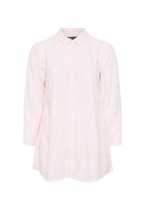 Lichtroze shirt van ademende stof, met een knoopsluiting aan de voorkant, kraag en een ingewikkeld oogjesontwerp met bloemenpatronen. Lange mouwen.