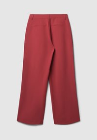 Pantaloni larghi rossi con una texture liscia, dotati di due tasche posteriori e una vita su misura. Design semplice con un colore uniforme.