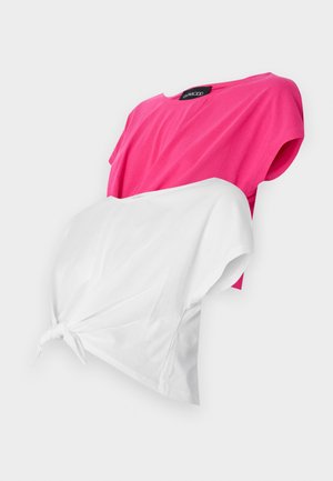 Dvoje tričká s krátkymi rukávmi: jedno v žiarivej ružovej a druhé v bielej, s uzlovým detailom v oblasti pása. Bavlnený materiál, voľný dizajn.