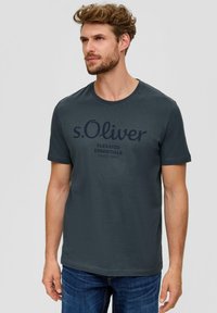 Tamno siva pamučna majica s okruglim izrezom i kratkim rukavima, s ispisom "s.Oliver" velikim slovima sprijeda.