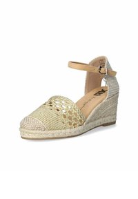 Espadrille de cuña con un upper tejido de color dorado, punta abierta, tira en el tobillo beige y suela de yute. El patrón a cuadros en el talón trasero añade detalle.