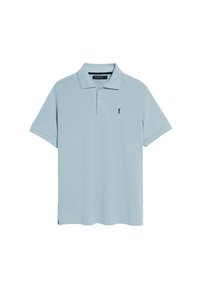 Polo de color azul claro, hecho de una tela suave, con una abertura de tres botones y un pequeño logo bordado en el pecho. Mangas cortas.