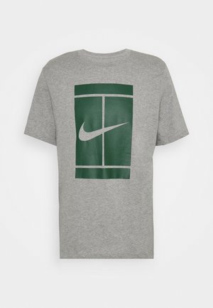 Graues kurzärmeliges T-Shirt mit einem dunkelgrünen rechteckigen Motiv, das ein weißes Nike-Swoosh-Logo in der Mitte auf der Vorderseite zeigt.