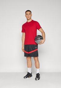 Nike Performance ICON SHORT - Korte sportsbukser - black/university red/white
