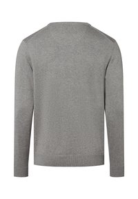 Langärmliger grauer Strickpullover mit gerippten Bündchen und Saum, von hinten auf weißem Hintergrund gezeigt.