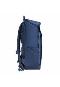 Námořnická modrá batoh s elegantním designem, vyrobený z odolné látky. Obsahuje nastavitelné popruhy, síťovanou kapsu a zipové uzavření.