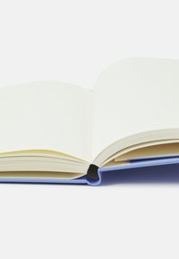 Quaderno rigido blu con pagine color crema a righe, leggermente aperto per rivelare due pagine e una texture morbida, con una costa arrotondata.